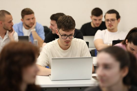 AKSK vijon bashkëpunimin me universitetet: Trajnim me SimSpace për studentët e UET